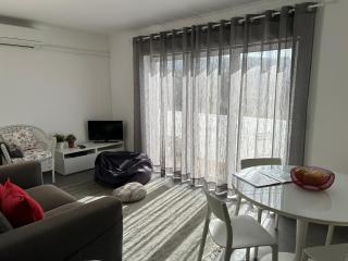 Cabriz White House - 1
