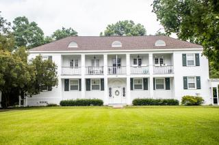 Chic 1 Bed Condo with Pool, Hot Tub, and Parking Near Downtown Mobile - Mobile - 0