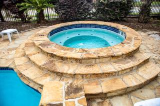 Chic 1 Bed Condo with Pool, Hot Tub, and Parking Near Downtown Mobile - Mobile - 6