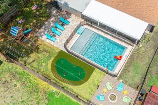 2 Miles to Beach Firepit Pool PuttPutt Cornhole - Largo - 4