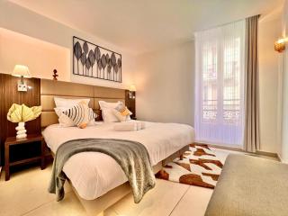 LIBERATION CENTER - PRIVATE Balcony - 24&7 RECEPTION - LUGGAGE STORAGE - 9