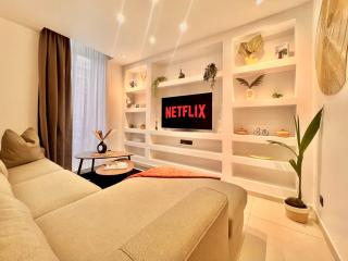 LIBERATION CENTER - PRIVATE Balcony - 24&7 RECEPTION - LUGGAGE STORAGE - 7