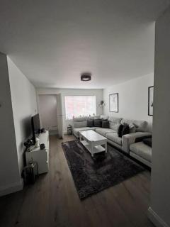 Luxury Ground Floor Maisonette - Hounslow - 0