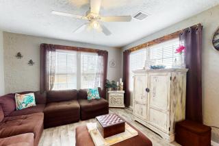 Barefoot Bungalow - Crystal Beach - 5