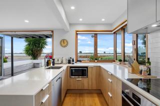 Beachside Bliss - Redcliffs - 4