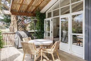 Cottage Enchantment Blooming Garden Getaway - Red Hill South - 3