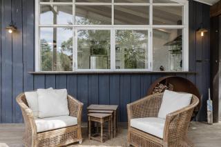 Cottage Enchantment Blooming Garden Getaway - Red Hill South - 1