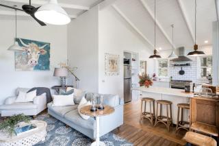 Cottage Enchantment - A Blooming Garden Getaway - Red Hill South - 3