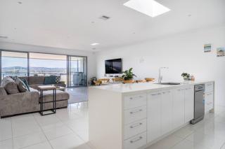 Helm House - A Contemporary Coastal Group Retreat - Safety Beach - 8