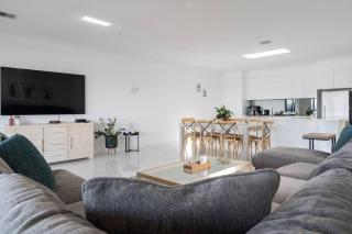 Helm House - A Contemporary Coastal Group Retreat - Safety Beach - 4