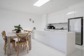 Helm House - A Contemporary Coastal Group Retreat - Safety Beach - 3