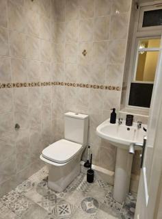 JAH Lodge 2 4BED SERVICE APARTMENT BRIST-OL LOW COST WEEKLY MONTHLY STAYS FOR GROUPS CONTRACTORS STUDENTS FAMILY STAYS - Bristol - 4