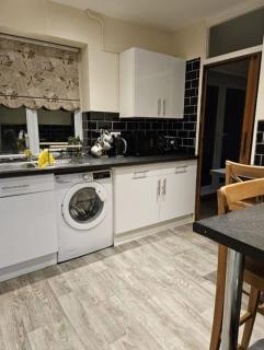 JAH Lodge 2 4BED SERVICE APARTMENT BRIST-OL LOW COST WEEKLY MONTHLY STAYS FOR GROUPS CONTRACTORS STUDENTS FAMILY STAYS - Bristol - 2