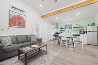 Primrose Waterfront with Hot Tub - Tivydale - 8