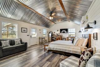 Holy Cow Cottage with Amazing Hill Country Views - Tivydale - 2