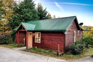 Cozy Escape With Firepit, Hot Tub & Games - Sevierville - 5