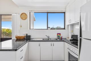 Quaint 2-Bed Beach Abode with Ocean Views - Alexandra Headland - 4