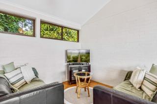 Quaint 2-Bed Beach Abode with Ocean Views - Alexandra Headland - 8