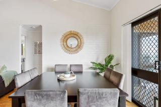 Quaint 2-Bed Beach Abode with Ocean Views - Alexandra Headland - 2