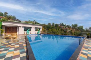 StayVista's Tree House at Sula Wada - Cozy Home with Vintage Charm, Swimming Pool, Indoor Activities - Panchgani - 9