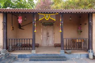 StayVista's Tree House at Sula Wada - Cozy Home with Vintage Charm, Swimming Pool, Indoor Activities - Panchgani - 6