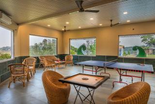 StayVista's Tree House at Sula Wada - Cozy Home with Vintage Charm, Swimming Pool, Indoor Activities - Panchgani - 4