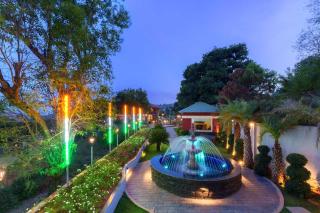 StayVista's Tree House at Sula Wada - Cozy Home with Vintage Charm, Swimming Pool, Indoor Activities - Panchgani - 7