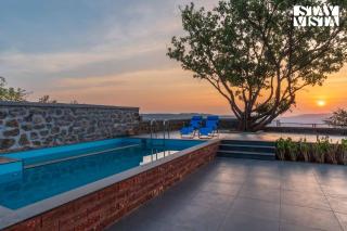 Dawn Ecstasy by StayVista - Hill-view villa with Modern interiors, Garden area & Indoor games - Mahabaleshwar - 8