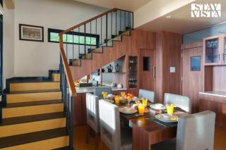 Dawn Ecstasy by StayVista - Hill-view villa with Modern interiors, Garden area & Indoor games - Mahabaleshwar - 2