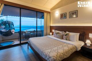 Dawn Ecstasy by StayVista - Hill-view villa with Modern interiors, Garden area & Indoor games - Mahabaleshwar - 1