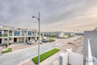 Tranquil 3BR Townhouse at Albizia Damac Hills 2 by Deluxe Holiday Homes - Dubai - 8