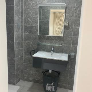 Luxurious One bedroom flat with free breakfast. - 3