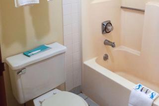 Econo Lodge Maquoketa - 7