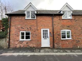 Beech Cottage with Clun Castle View - 9