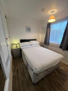 14, Sundowner Holiday Park, Hemsby - Two bed chalet, sleeps 6, bed linen and towels included - pet friendly - Hemsby - 2
