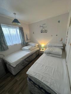 14, Sundowner Holiday Park, Hemsby - Two bed chalet, sleeps 6, bed linen and towels included - pet friendly - Hemsby - 5