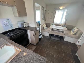 Heron, Sea View, Scratby - California Cliffs, Parkdean, sleeps 6, bed linen and towels included, pet free, onsite entertainment available - Scratby - 1