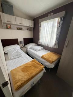 Heron, Sea View, Scratby - California Cliffs, Parkdean, sleeps 6, bed linen and towels included, pet free, onsite entertainment available - Scratby - 3