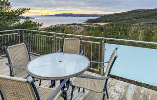 Awesome Home In Fevåg With Jacuzzi - Fevåg - 4
