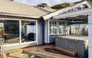 Awesome Home In Fevåg With Jacuzzi - Fevåg - 1
