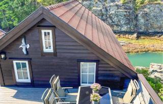 2 Bedroom Cozy Home In Finnås - 1