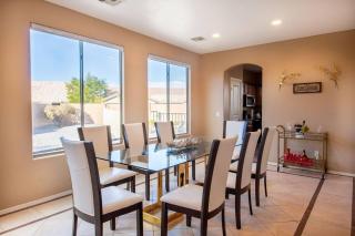 Luxurious Casa Grande Family Retreat: 5 Bedrooms, Heated Salt water Pool, Mini Golf, and More! Ideal for Groups and Making Lasting Memories. - Casa Grande - 5