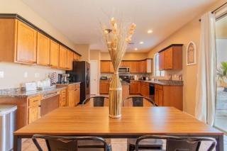 Luxurious Casa Grande Family Retreat: 5 Bedrooms, Heated Salt water Pool, Mini Golf, and More! Ideal for Groups and Making Lasting Memories. - Casa Grande - 3