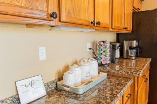Luxurious Casa Grande Family Retreat: 5 Bedrooms, Heated Salt water Pool, Mini Golf, and More! Ideal for Groups and Making Lasting Memories. - Casa Grande - 2