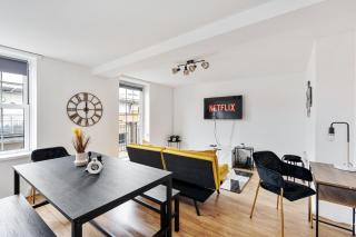 Sleek Shoreditch Hideout - 2 Bed Gem with Balcony in Central London - 0