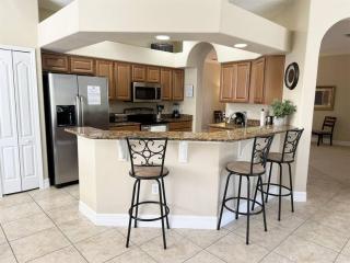537 -Beautiful Private Home with Pool, Spa and Balcony off Bedroom - Davenport - 2