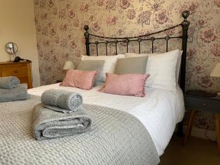 Tors View - Luxury Westward Ho Holiday Cottage - Pet and Child Friendly - Near Beach Pubs Shops Coastal Walks Sleeps 1-8 plus babies Free Parking WiFi Towels - Westward Ho - 6