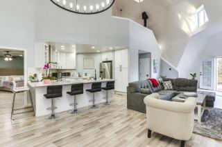 North San Diego Retreat with Deck, Fire Pit Table! - 9