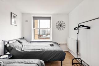 Sleek Shoreditch Hideout - 2 Bed Gem with Balcony in Central London - 2