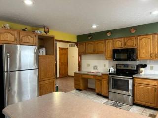 Luxury Cabin #21 With Hot Tub and Jacuzzi on Patoka Lake in Southern Indiana - 4